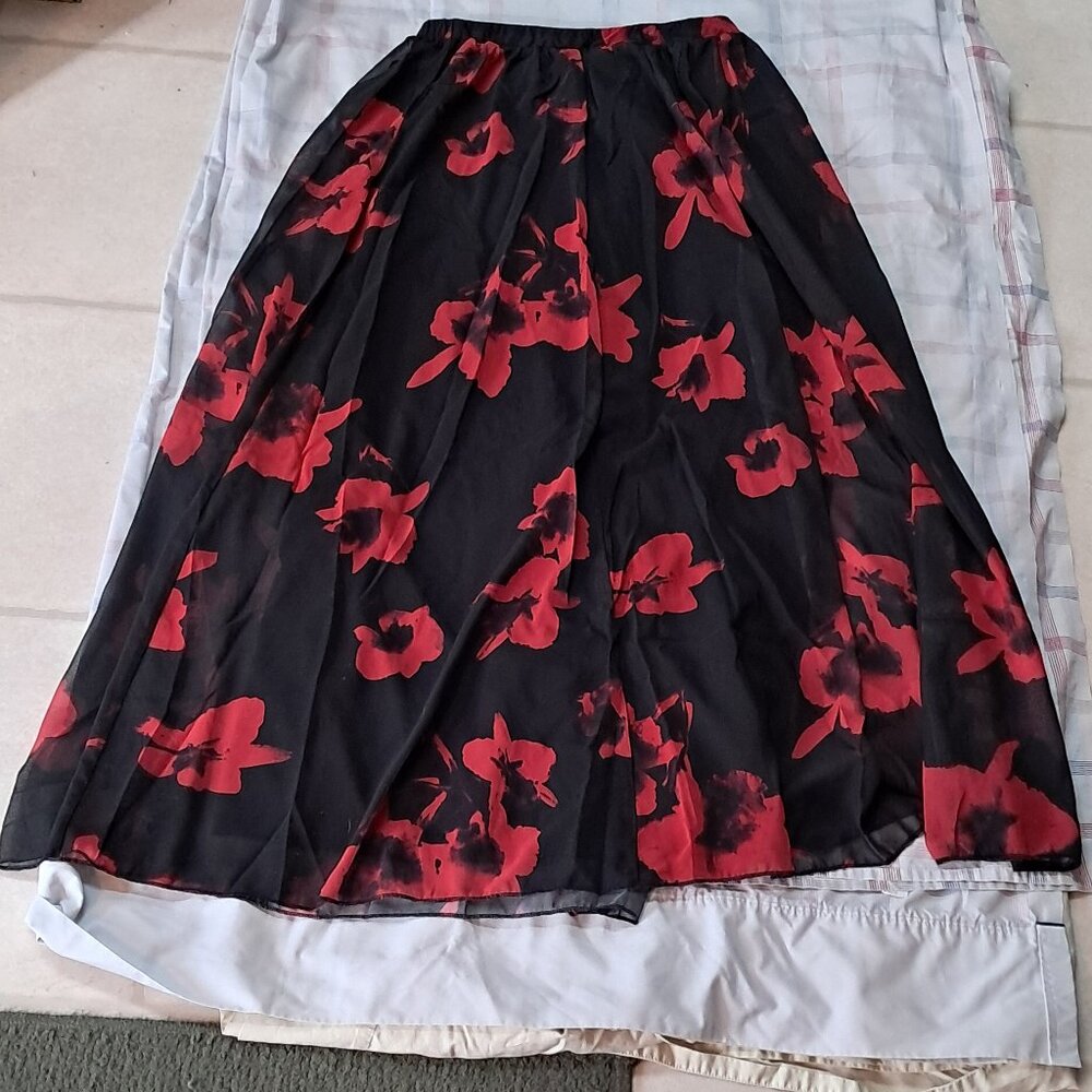 Venus Red Floral Trumpet Midi Skirt Size M NWOT